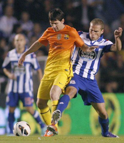 Messi protege la pelota ante la presión de Álex Bergantiños.