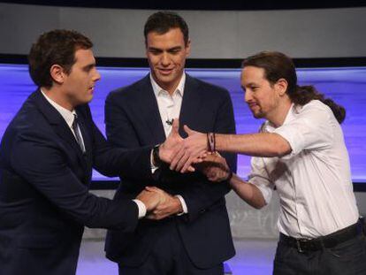 Los candidatos de Ciudadanos, PSOE y Podemos se dan la mano antes del debate.