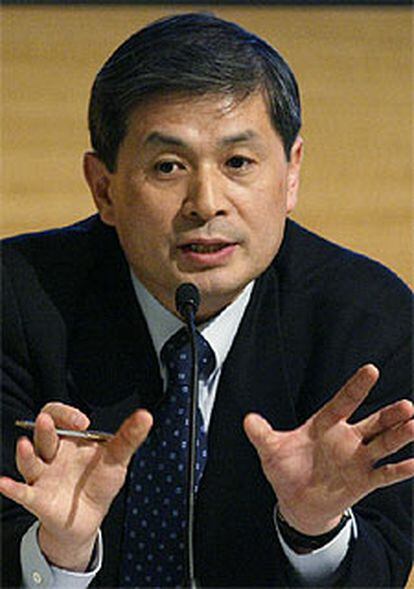 Woo Suk Hwang, al anunciar su experimento en Washington en 2004.