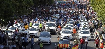 La marcha por La Castellana, encabezada por 50 taxistas.