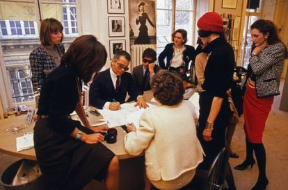 El diseñador Karl Lagerfeld, en su taller en 1984.