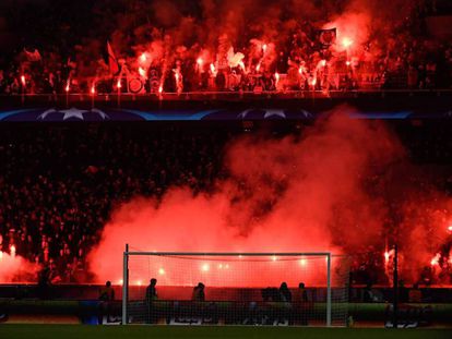 La UEFA cierra un partido parte del estadio del PSG por las bengalas contra el Madrid