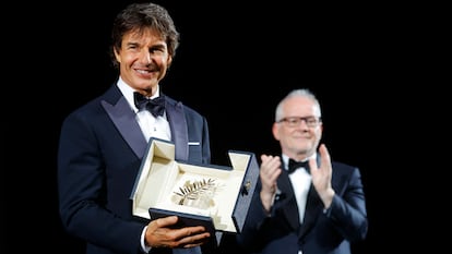 Tom Cruise recibe una Palma de Oro de Honor de manos de Thierry Frémaux, delegado general del festival.