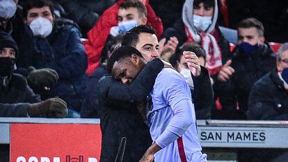 Xavi abraza a Ansu Fati al retirarse lesionado. EFE