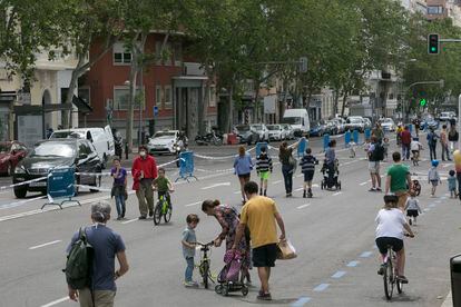 Peatones en la calle de Menéndez Pelayo, una de las calles abiertas para uso peatonal durante el estado de alarma en Madrid durante los fines de semana / SANTI BURGOS