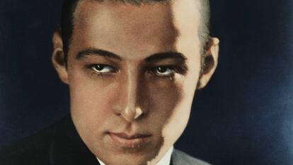 Retrato publicitario coloreado de Rodolfo Valentino fechado en 1920. Se le solía vender como "the great lover", o sea, "el gran amante".
