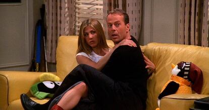 Ross, Joey y Chandler son fans de ‘Jungla de cristal’, pero no reconocen en ‘Friends’ a Bruce Willis cuando este aparece como estrella invitada interpretando a otro personaje.