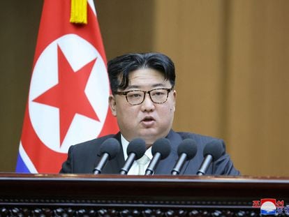 El líder norcoreano, Kim Jong-un, asiste a la 10ª Sesión de la 14ª Asamblea Popular Suprema de la República Popular Democrática de Corea, en el Salón de Asambleas Mansudae, en Pyongyang, este lunes.