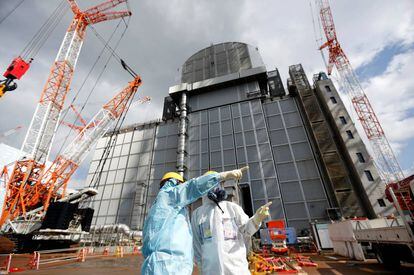 Empleados de Tepco supervisan las obras de reparación en la central Daiichi de Fukushima el pasado mes de febrero