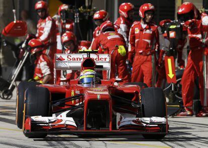 Felipe Massa sale de boxes