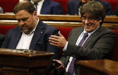 Carles Puigdemont y Oriol Junqueras en el Parlament de Catalunya.