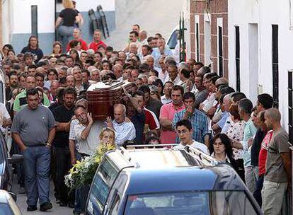 Familiares y amigos de Miguel Berlanga transportan el féretro con sus restos mortales en el pueblo malagueño de El Burgo.