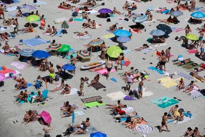 Un grupo de turistas tomaban el sol en Cala Pi (Mallorca), el día 18.