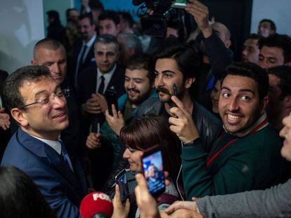 El candidato del CHP, Ekrem Imamoglu, recibido por sus seguidores en las primeras horas de hoy, tras conocerse que lidera el recuento por la alcaldía de Estambul. En vídeo, el partido de Erdogan pierde la alcaldía de Ankara y podría perder la de Estambul.
