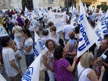 Miembros de X&uacute;quer Viu protestan contra el plan de cuenca y el trasvase al Vinalop&oacute; frente al Palau de la Generalitat.