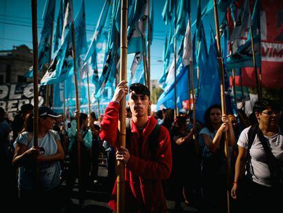 Integrantes de organizaciones sociales se manifiestan en Buenos Aires, en marzo de 2024.