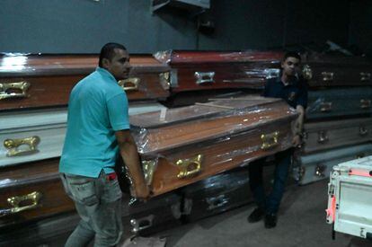 Féretros en las instalaciones del forense en Tegucigalpa, el lunes.