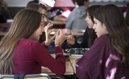 Un grupo de alumnas debaten en un colegio valenciano.