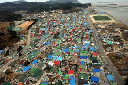 Vista aérea de la isla de Yeonpyeong, ayer; rodeadas por un círculo, las áreas de casas destruidas el martes por los disparos de la artillería norcoreana.