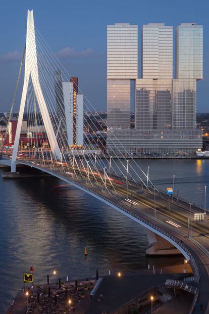 Las tres torres de De Rotterdam junto al río Mosa.