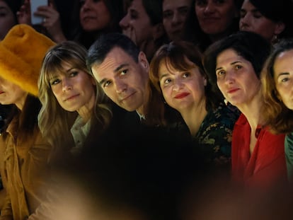 Desde la izquierda: la cantante Luz Casal; María Begoña Gómez; su marido, el presidente del Gobierno, Pedro Sánchez; la directora del Museo del Traje, Helena López de Hierro, y Adriana Moscoso del Prado, directora general de Industrias Culturales y de Cooperación, el viernes durante el desfile de Teresa Helbig.