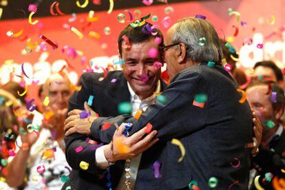 Tomás Gómez, con Gregorio Peces-Barba, durante el cierre de campaña de las primarias socialistas en Madrid.