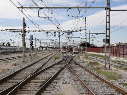 Trenes de Renfe en la estaci&oacute;n barcelonesa de Matar&oacute;.
