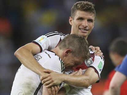 Müller abraza a Schweinsteiger tras derrotar a Argentina en la final del Mundial.