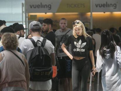 Colas de pasajeros de Vueling en el aeropuerto de El Prat de Barcelona