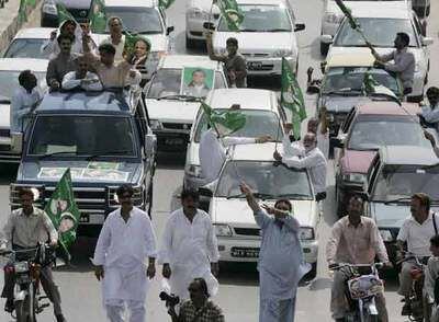 Seguidores de la Liga Musulmana de Pakistán-Nawaz celebran, ayer en Rawalpindi, el regreso de Nawaz Sharif.