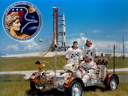 Los astronautas del 'Apolo 17' Harrison H. Schmitt, Ronald E. Evans y Eugene A. Cernan, en el vehículo lunar delante del cohete 'Saturno V', en el Centro Espacial Kennedy de la NASA, en Florida (EEUU).