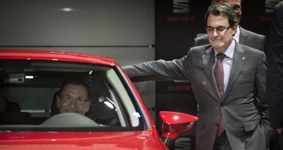 Mas y Rajoy (dentro del coche), el viernes pasado en Barcelona. 