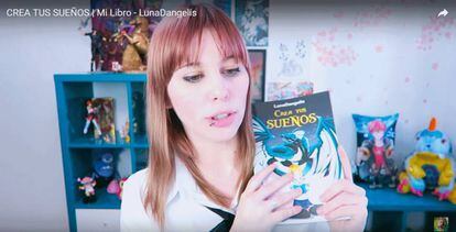 LunaDangelis promociona su libro "Crea tus sueños" en su canal de YouTube.