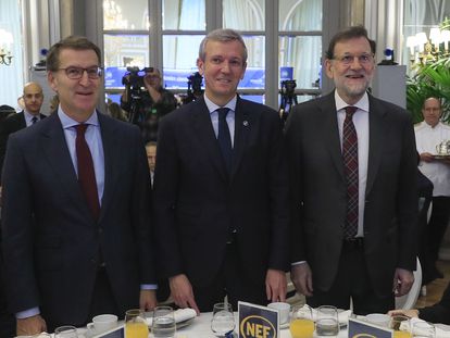 Desde la izquierda, Alberto Nuñez Feijóo, presidente del PP; Alfonso Rueda, presidente de la Xunta gallega; y Mariano Rajoy, expresidente del Gobierno, el pasado viernes en un acto en Madrid.