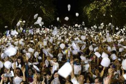 Casi diez mil vallisoletanos convocados por las peñas de la ciudad, han participado esta noche en el record guiness de personas lanzando sombreros simultáneamente en el centro de la ciudad, dentro de las fiestas de Nuestra Señora de San Lorenzo.