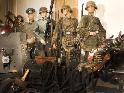 Maniquíes con uniformes de tropas alemanas de guerra relámpago de 1940, algunos de los cuales fueron robados del  Oorlogsmuseum (Museo de la Guerra) de Ossendrecht, Holanda.