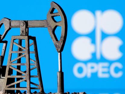 Recreación de una bomba extractora de petróleo, con el logo de la OPEP al fondo.