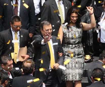 Marcelo Ebrard y su esposa, Rosalinda Bueso, a la salida de su sexto y último informe de Gobierno.