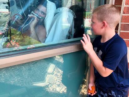 Un niño mira a su padre ingresado por covid en un hospital del Estado de Misuri, EE UU.