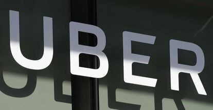 Logo de Uber en la sede de la compañía en San Francisco.