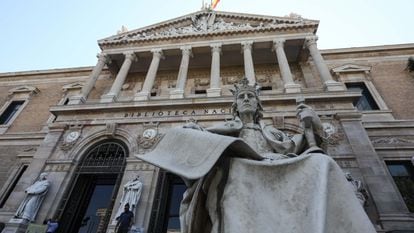 Estatua de Alfonso X, a la entrada de la Biblioteca Nacional, en Madrid.