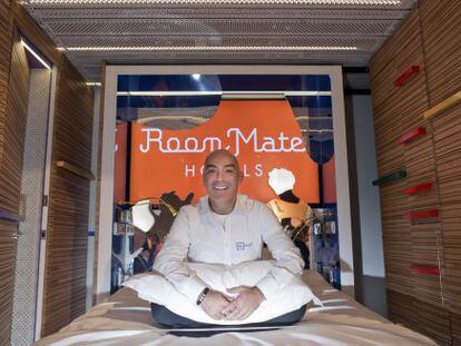 Kike Sarasola presenta el stand de Room Mate en Fitur el pasado enero.