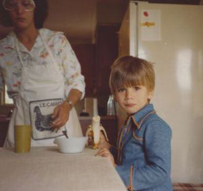 Sufjan Stevens de niño en una foto incluida en el encarte de Carrie & Lowell. Al fondo, Carrie, su madre.