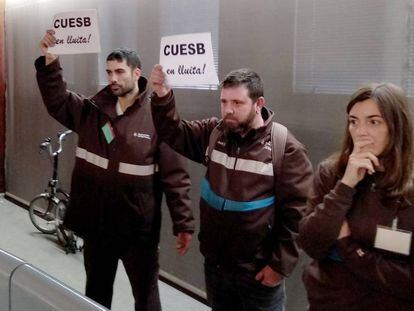 Trabajadores del CUESB, durante la protesta en el Ayuntamiento.
