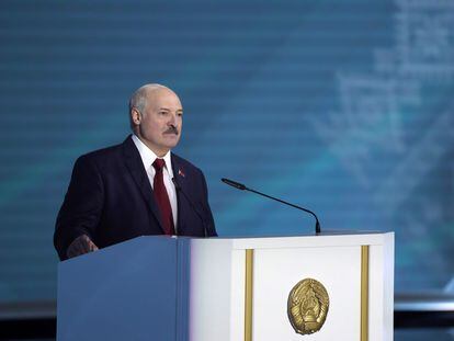 El presidente bielorruso Alexander Lukashenko dirige su mensaje anual al país y a la Asamblea Nacional este martes en Minsk.