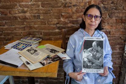 Claudia Olga Romana Allegrini muestra el 23 de marzo en Buenos Aires una fotografía de su esposo, Lorenzo Viñas, desparecido en 1980 el marco del Plan Cóndor.