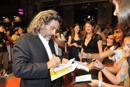 Ian McShane atiende a las fans durante su paseo por la alfombra naranja<i>.</i>