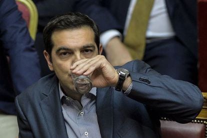 El primer ministro Tsipras en la sesión de esta madrugada.