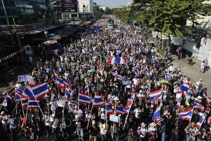 Los manifestantes marcharon pacíficamente y en ambiente festivo hacia siete intersecciones donde el domingo por la tarde levantaron barricadas con sacos de arena, vallas y bloques de cemento para colapsar el tráfico de la ciudad de unos 10 millones de habitantes. En la imagen, manifestantes por las calles de Bangkok.