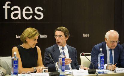 José María Aznar y María Dolores de Cospedal tras la reunión del patronato de FAES.